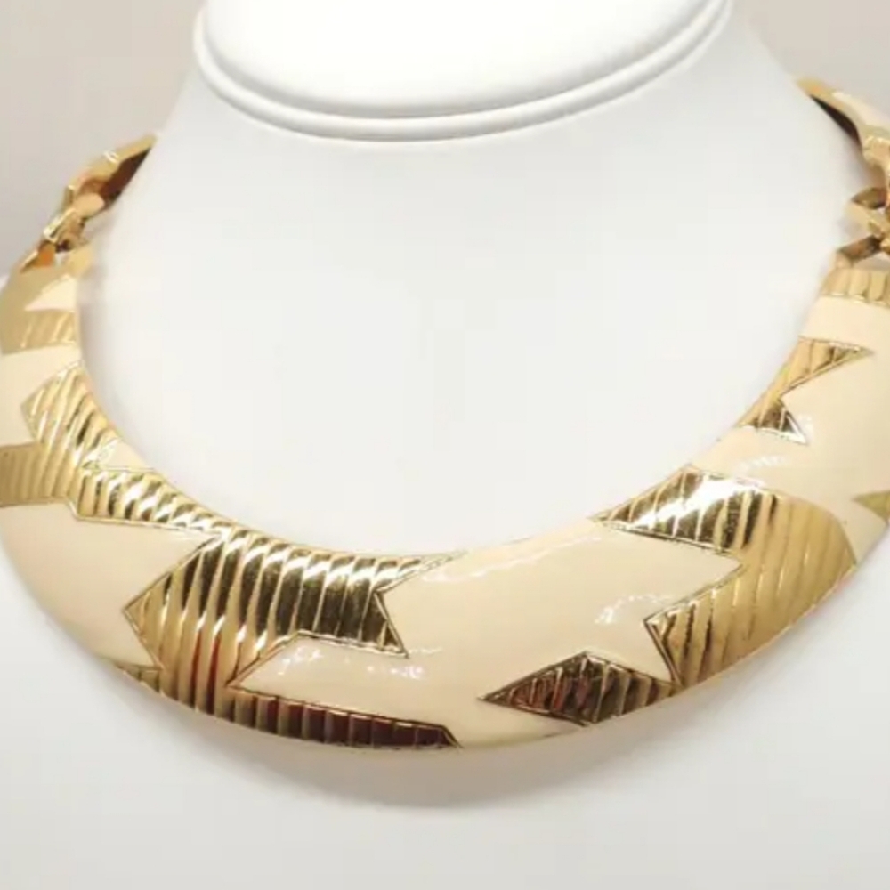 Vintage Monet Gold-Tone Statement Collar Necklace – Bold & Elegant - Picture 4 of 5